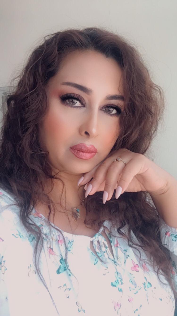 الفنانة التشكيلية